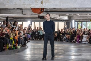 Le styliste valaisan Kevin Germnier lors de la Fashion Week de 2023.